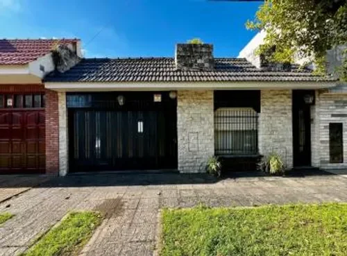 Casa 3 dormitorios con patio